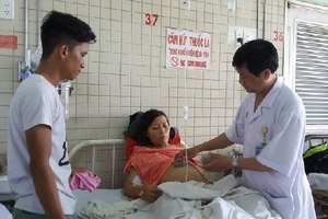 Cha già tai biến, anh trai bại não, em gái “tan” giấc mơ học đại học