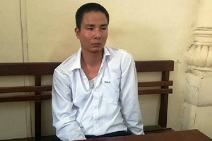 Hà Nội: Hất cảnh sát lên nắp capo, taxi điên cuồng bỏ chạy