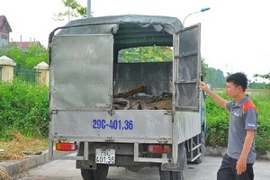 Vi phạm giờ lưu thông, xe tải lộ tẩy hơn 1 tấn da trâu, bò thối