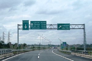 Xử lý xe con dừng đi vệ sinh, xe đón khách cao tốc Nội Bài-Lào Cai