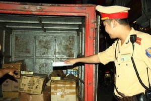 CSGT bắt xe tải chở mỹ phẩm không rõ nguồn gốc