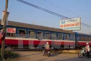 Va chạm với tàu hỏa, lái xe văng khỏi buồng lái và bị nước cuốn trôi