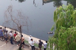 Phát hiện xác chết trên sông Tô Lịch