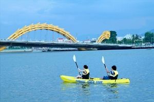 Thuyền kayak có tay chèo, phao ngồi, phao chuối xuất hiện tại sông Hàn