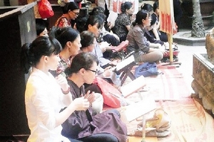 Nghề cúng thuê nở rộ dịp Rằm tháng Bảy