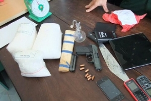 Phục kích bắt 2 người có vũ khí nóng buôn bán gần 4kg ma túy