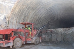 Thông hầm qua núi trên đường cao tốc Đà Nẵng-Quảng Ngãi