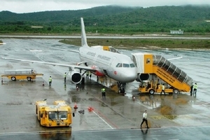 Xe thang va quệt máy bay Jetstar tại sân bay Tân Sơn Nhất