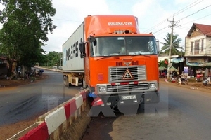 Bình Phước: Xe container mất lái, lao thẳng lên dải phân cách