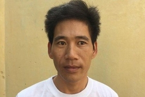 Nghi vợ ngoại tình, chồng bịt mặt cầm dao chém tình địch