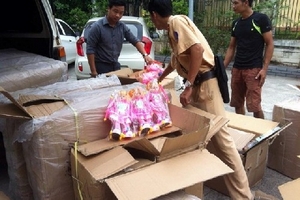 Bắt lô hàng trăm loại đồ chơi không rõ nguồn gốc trước thềm Trung Thu