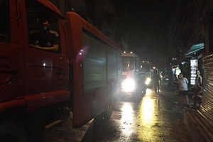 Hà Nội: Hỏa hoạn thiêu rụi một nhà hàng, nhiều học sinh hoảng loạn