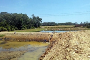 Xây trang trại ở đầu nguồn nước: Dân phản đối vì ô nhiễm, chính quyền nói “không sao”?