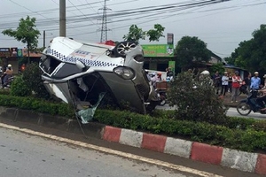 Taxi mất lái lao thẳng cột điện, 3 người nguy kịch