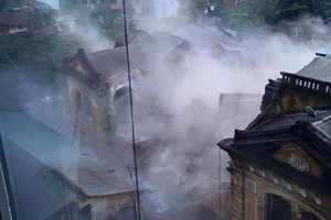 Nhà cổ ở Hà Nội bất ngờ sập, nhiều nạn nhân mắc kẹt