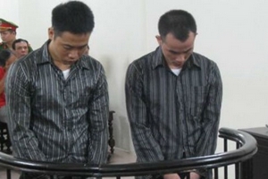 Bị ép uống bia cho trôi máu, vác dao đâm chết đối thủ