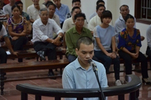 Đâm công an viên hàng chục nhát dao rồi chạy trốn