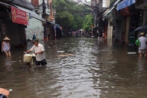 Hà Nội "chìm trong biển nước" sau cơn mưa lớn