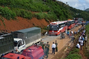 Tắc đường nghiêm trọng dài hơn 2km dưới chân đèo Sơn La