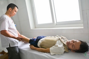 Ký sinh trùng làm ổ trong tủy sống của bệnh nhân