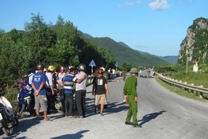 Tông vào lan can, cả gia đình thương vong