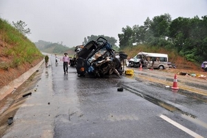 Xe tải đâm vào xe đưa dâu 2 người chết, 7 người bị thương