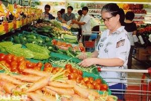 Chưa vui tăng lương đã lo… tăng giá