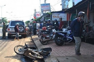 Xe ô tô tông 3 xe máy, 3 người bị thương nặng