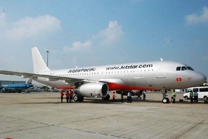 Khách tự ý mở cửa thoát hiểm, chuyến bay bị chậm dây chuyền