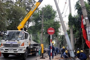 Xe container kéo đổ cột điện gây ùn tắc giao thông nghiêm trọng