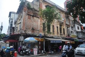 Kỳ lạ chuyện ở biệt thự phải mặc…áo mưa!