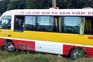 Hành khách hoảng loạn vì người đàn ông đập phá xe buýt