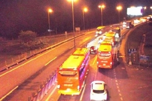 Kẹt xe hơn 5km chờ qua cầu Mỹ Thuận