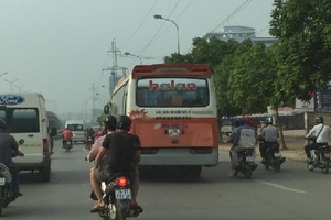 Nhiều xe khách cố tình đi chậm tại khu vực bến xe Mỹ Đình