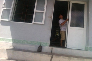 Nam thanh niên tự cứa dao vào cổ sau khi chém vợ con