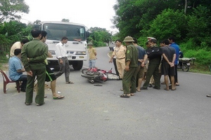 Xe máy kẹp 3 lao vào xe tải, 2 thanh niên nguy kịch