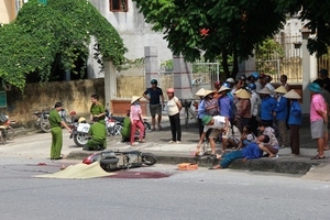 Hai người thương vong dưới gầm xe tải