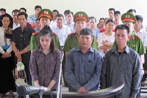 Nữ kế toán xinh đẹp đưa hai lãnh đạo xã vào vòng lao lý