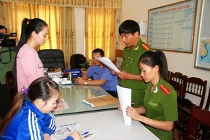 Khởi tố hai nhân viên cơ sở mầm non về tội “hành hạ người khác”