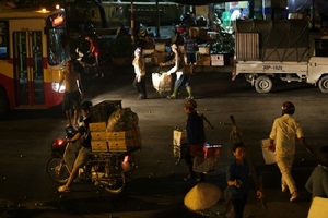 Nguy cơ tai nạn tiềm ẩn trước cổng chợ Long Biên