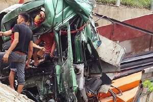 Ô tô lao xuống cống, 2 người thương vong
