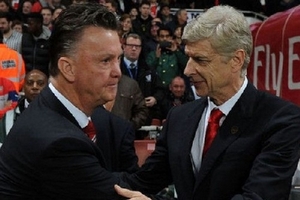 Premier League: Arsene Wenger khiến Louis van Gaal "nóng mặt"