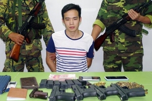 Bắt đối tượng vượt biên mang 5 khẩu súng, 114 viên đạn