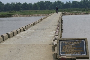 Ông lão 84 tuổi hơn 30 lần đi vận động tiền xây cầu