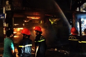 Hà Nội: Cửa hàng bán gấu bông trên phố Hàng Mã bốc cháy dữ dội