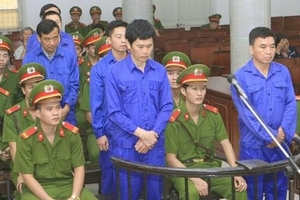 Nhận “lót tay” 11 tỷ đồng, 6 quan chức đường sắt lĩnh án tù