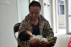 Bé trai hai tháng tuổi bị mẹ bỏ rơi trước cổng chùa