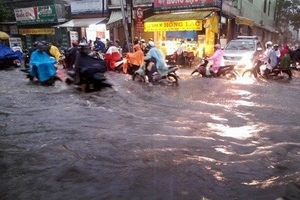 TPHCM: Hàng không, đường bộ bị ảnh hưởng do mưa lớn