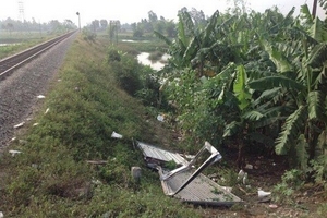 Nhân viên đóng barie muộn, xe đông lạnh bị tàu hỏa tông nát