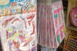 Miếng dán đồ chơi Trung Quốc có nguy cơ gây vô sinh bán đầy rẫy ở Hà Nội